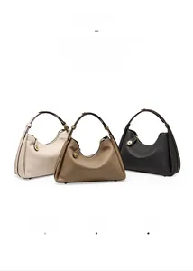 Détail de sacs hobo en cuir véritable crème, gris foncé et noir avec texture grainée