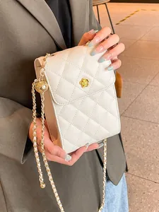 Beige gesteppte Mini-Umhängetasche aus Leder mit goldener Kamelie und Kettenriemen