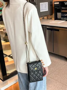 Gesteppte schwarze Leder Umhängetasche mit goldener Blumenschnalle und Kette