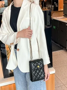 Schicke gesteppte Leder-Handytasche in Schwarz mit Goldblumenverschluss und Kette
