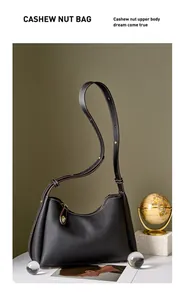 Détail du sac hobo en cuir grainé noir avec couture sur la bandoulière réglable