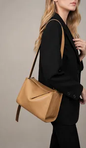 Dettaglio borsa a tracolla in vera pelle color caramello con design geometrico