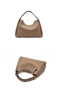 Détail du sac hobo en cuir grainé taupe avec bandoulière réglable et ferrures dorées