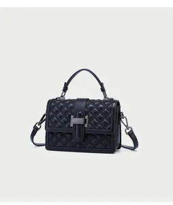 Detailansicht der schwarzen Rautensteppung und Metallschließe an der Lederhandtasche