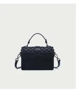 Detailansicht der schwarzen Ledertasche mit Steppmuster und silbernen Metallelementen