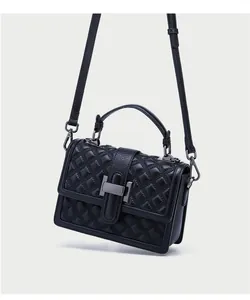 Detail der schwarzen gesteppten Ledertasche mit Textur und anthrazitfarbenem Metallverschluss