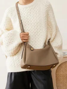 Sac hobo chic en cuir véritable gris éléphant et marron porté avec une tenue d'automne