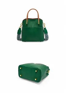 Dettaglio borsa a secchiello in pelle verde mandorla con borchie sul fondo e tracolla