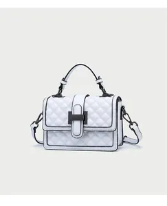 Detailansicht der weißen gesteppten Ledertextur und der dunklen Metallschnalle einer Handtasche