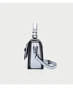Detail der weißen Ledertasche mit schwarzen Kanten und dunkelgrauen Metallbeschlägen
