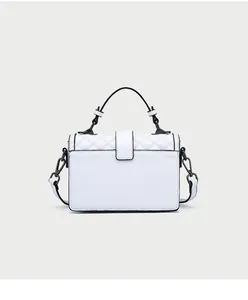 Detail einer weißen Lederhandtasche mit Steppklappe und mattschwarzen Metallteilen