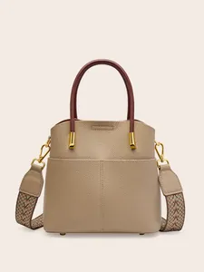 Borsa a secchiello minimalista in pelle beige con manico marrone e tracolla in tessuto