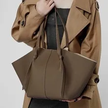 Detailansicht der großen khakifarbenen Leder-Shopper-Tasche mit faltbaren Seitenteilen