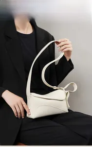 Détail du sac à bandoulière blanc en cuir de vachette de qualité supérieure au design pur