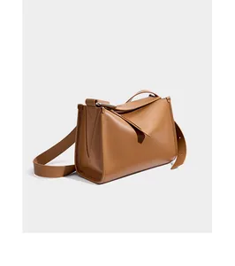 Dettaglio della borsa puzzle in pelle con cuciture geometriche e cerniera argentata