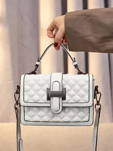 Elegante weiße Steppledertasche mit Metallverschluss und Schultergurt für Damen