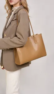 Große Shopper-Tasche aus weichem Leder in Camel, getragen zum Business-Outfit