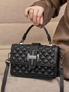 Klassische schwarze Stepptasche aus Leder mit Tragegriff und Metallschnalle