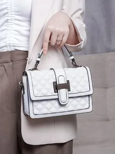 Schicke weiße Stepphandtasche aus Leder mit Rautenmuster und Metallschnalle für Damen