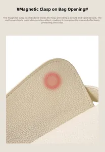 Gros plan sur le fermoir magnétique d'un sac à main en cuir beige grainé