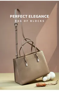 Makro-Detail der beigen Shopper-Tasche aus genarbtem Leder mit silbernen Beschlägen