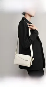 Vue détaillée du sac porté épaule en cuir grainé crème avec coutures géométriques