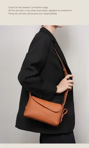 Détail du sac à bandoulière en cuir grainé caramel porté par un mannequin en veste