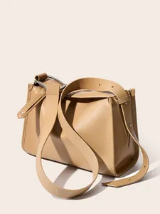 Borsa a tracolla in pelle color cammello con tracolla larga e grande fibbia in argento