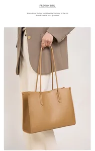 Detalle del bolso tote de cuero caqui con correas delgadas y acabado mate elegante