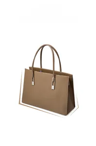 Makrodetail der khakifarbenen Lederhandtasche mit litchi-narben und silbernen beschlägen