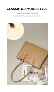 Detalle del bolso tote de cuero camel sobre un fondo de revista de moda elegante