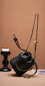 Details der schwarzen gesteppten Leder-Beuteltasche mit Kettenriemen und Tunnelzug