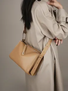 Borsa a tracolla minimalista in pelle cammello con tracolla larga e anello a D in metallo
