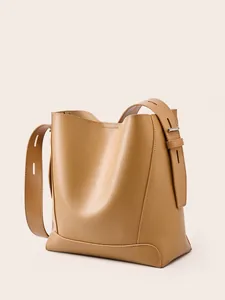 Minimalistische braune Echtleder Beuteltasche mit breitem verstellbarem Trageriemen