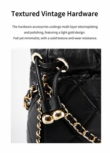 Detail einer gesteppten Lederbeuteltasche mit Goldkette und polierten Metallteilen