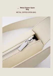 Détail de la fermeture éclair en métal argenté sur un sac cabas en cuir grainé