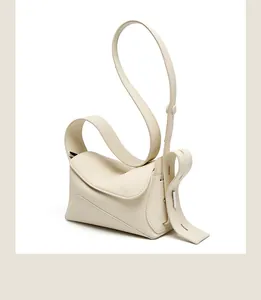 Détail du sac à bandoulière minimaliste en cuir crème avec grain litchi et rabat plié