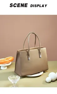 Detailaufnahme der khakifarbenen Ledertasche mit Lychee-Struktur und Silberbeschlägen
