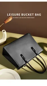 Detail der schwarzen Beuteltasche aus genarbtem Leder mit langen Henkeln und Metall