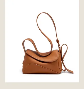 Détail du sac à épaule en cuir véritable marron caramel avec texture grainée et coutures