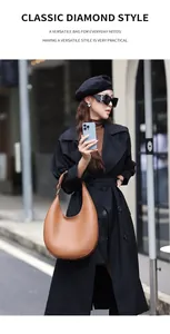 Δερμάτινη τσάντα hobo σε χρώμα καραμέλας με φαρδύ ιμάντα ώμου σε street fashion look