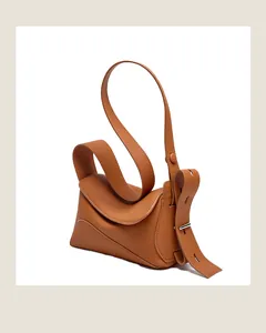 Détail de la texture cuir grainé marron et des finitions argentées du sac à main