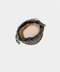 Draufsicht auf die schwarze gesteppte Leder-Beuteltasche mit hellem Stoffinnenfutter