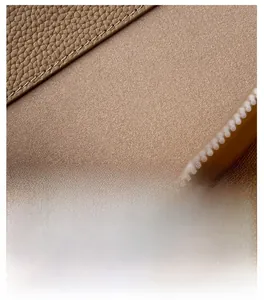 Makrodetail der hochwertigen Lederstruktur und präzisen Nähte der roten Henkeltasche