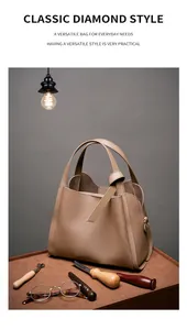 Dettaglio della trama in pelle martellata beige e manico annodato di una borsa a secchiello