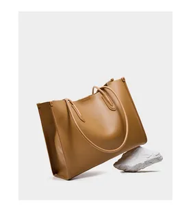 Detalle del bolso tote de cuero marrón con costuras reforzadas y textura mate