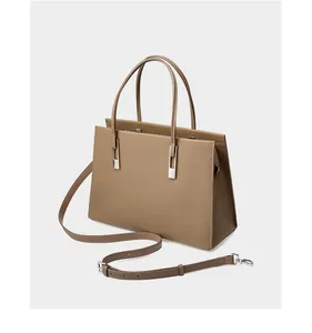 Seitenansicht braune Lederhandtasche mit Litschi-Struktur und verstellbarem Schultergurt