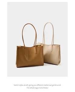 Detalle de la textura de cuero de calidad y costuras finas en bolsos tote grandes
