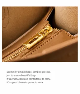 Nahaufnahme des goldenen Metallreißverschlusses an einer braunen Ledertasche