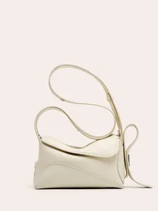 Sac bandoulière chic en cuir blanc crème avec coutures géométriques et texture grainée
